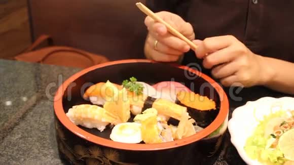 用一次性筷子握住寿司视频的预览图
