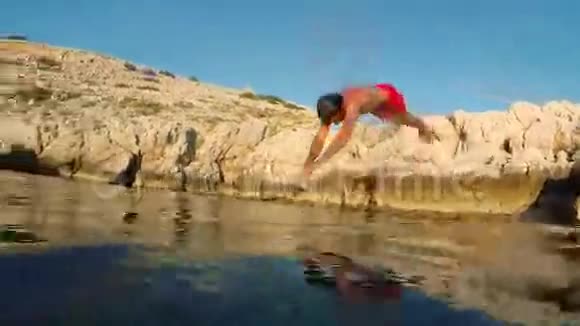 在水下的景色中跳水的人视频的预览图