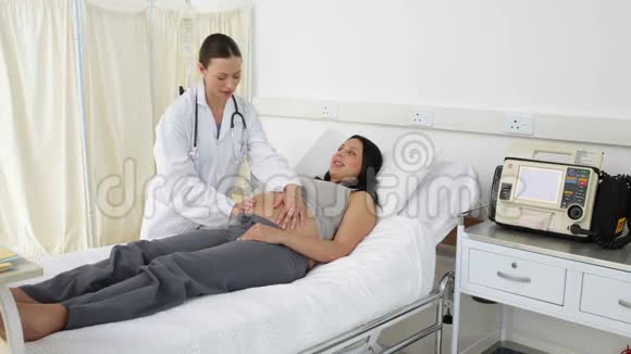 医生对Brunette孕妇进行检查视频的预览图