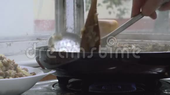 洋葱和米饭煎肉视频的预览图