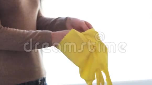 戴橡胶手套做家务的女人视频的预览图