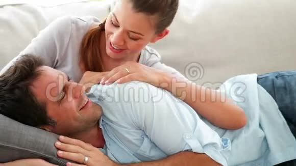可爱的夫妇躺在沙发上聊天视频的预览图