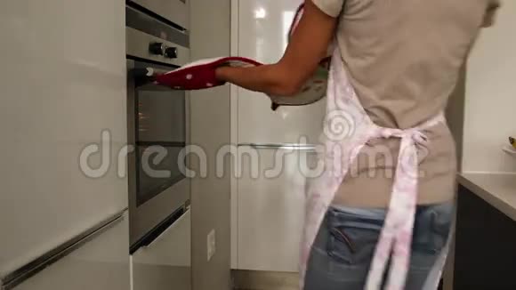 从烤箱里拿热饼干的女人视频的预览图