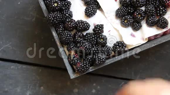 桌子上的黑莓健康的食物理念视频的预览图