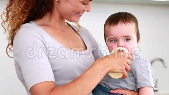 妈妈给她儿子喂奶瓶视频的预览图
