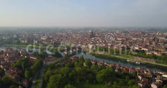 意大利隆巴第帕维亚和提奇诺河的空中景色视频的预览图