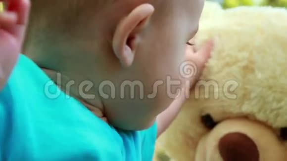 可爱的小男孩玩玩具熊视频的预览图