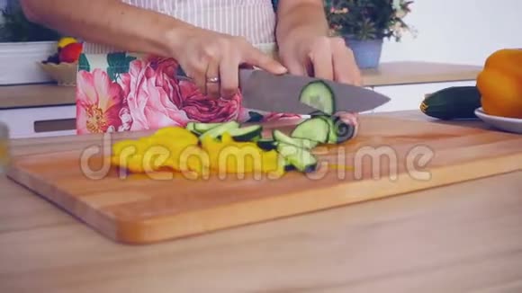 用刀子切蔬菜视频的预览图