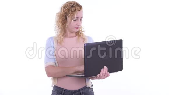 一位漂亮的金发美女在用笔记本电脑思考视频的预览图