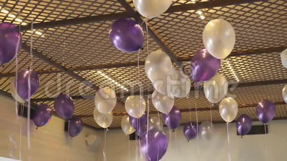 室内天花板上漂浮着五颜六色的气球视频的预览图