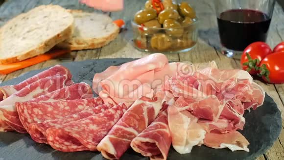 意大利腌制肉盘旋转视频的预览图