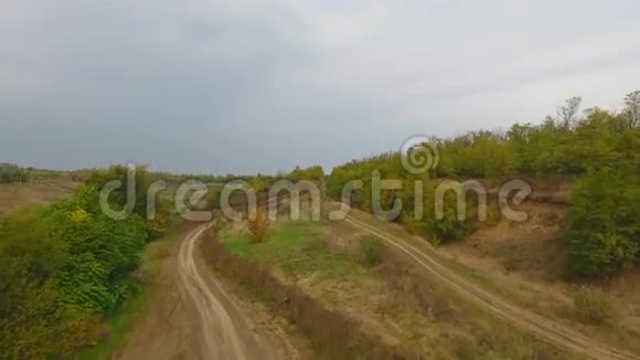 风景秋景伴乡村路视频的预览图