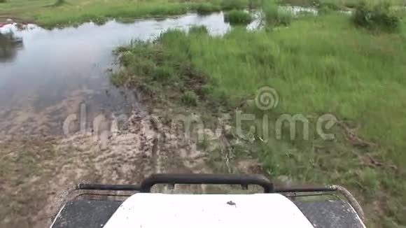 汽车驾驶湿文件土地阿菲卡狩猎视频的预览图