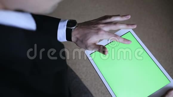 做全息界面的商人穿着夹克的男人触摸视觉屏幕平板电脑上的白色图标视频的预览图