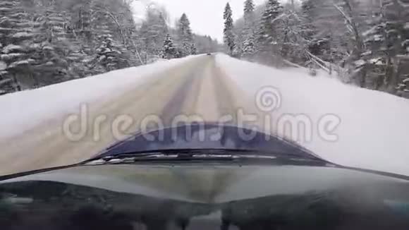冬天在乡间小路上快速行驶视频的预览图