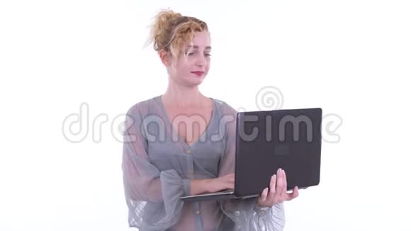 一位漂亮的金发美女在用笔记本电脑思考视频的预览图