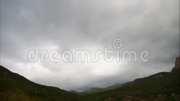 在灰色云层背景下的山脉乌云笼罩着山顶Taymlaps视频的预览图