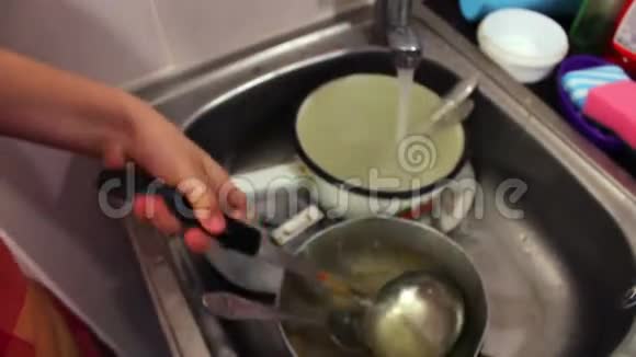 十几岁的男孩洗碗视频的预览图