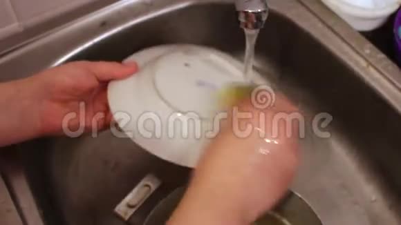 十几岁的男孩洗碗视频的预览图