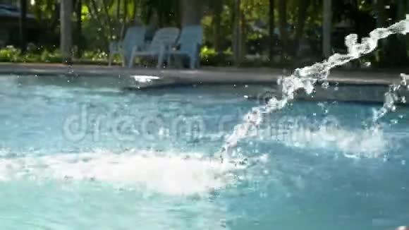 游泳池里的水流缓慢流动视频的预览图