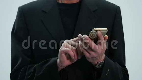 老人在手机上说话视频的预览图