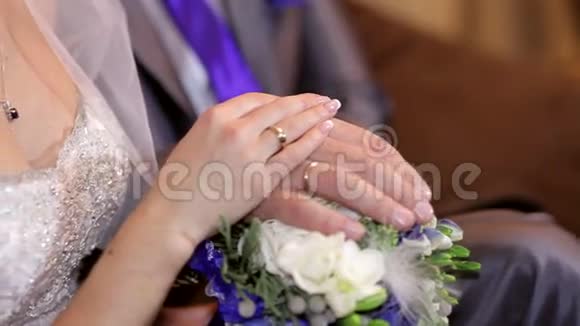 两个漂亮的结婚戒指在深紫色的背景上视频的预览图