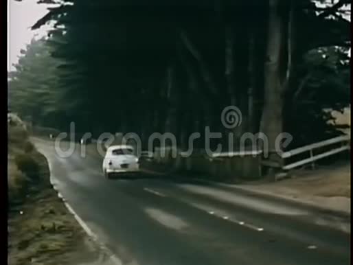 上世纪70年代的汽车行驶在乡村公路上视频的预览图