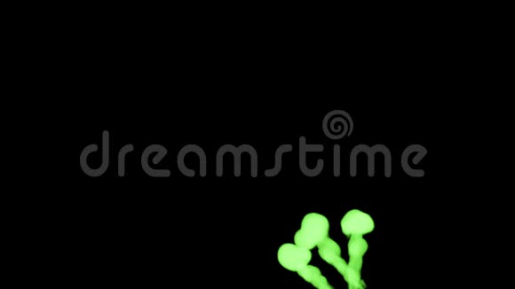 绿色墨水溶解在水中的黑色背景与卢马哑光计算机仿真的三维渲染V3视频的预览图