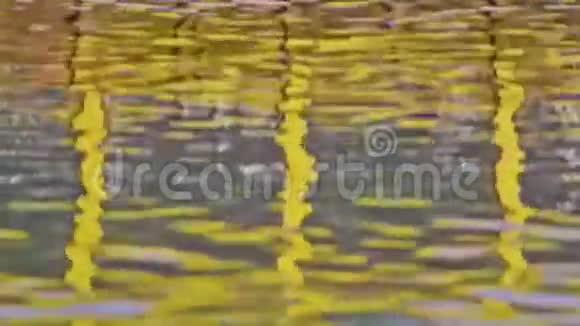 水充满活力的涟漪与倒影视频的预览图