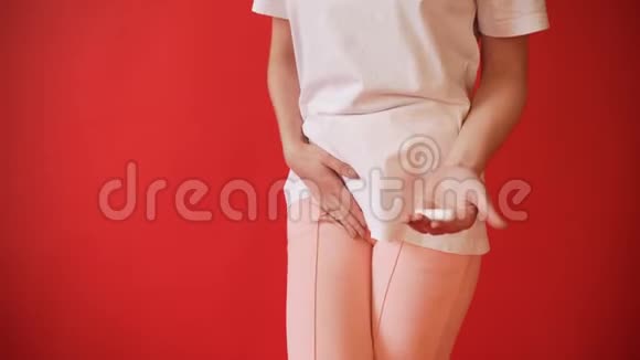 月经的概念女生的排卵红色背景的女孩拿着卫生棉垫圈视频的预览图