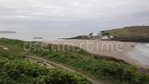 英国南德文伯格岛附近的海滨村庄比伯里岛和ChallaboroughPAN视频的预览图
