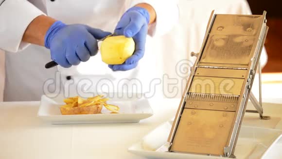专业厨师用刀切土豆视频的预览图
