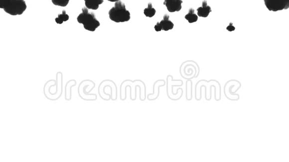 黑色墨水在白色背景上溶解在水中用Luma哑光计算机仿真的三维渲染V7视频的预览图