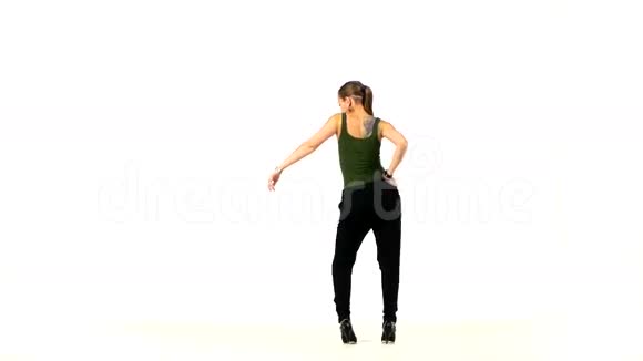 跳舞时尚年轻有吸引力的女人社交视频的预览图