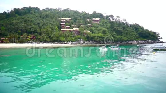 天曼岛的热带海滩视频的预览图