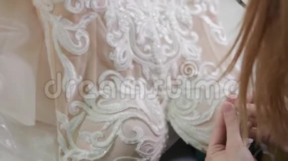 针线的特写刺绣图案缝制优雅婚纱的设备手工制作视频的预览图