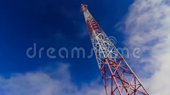 塔塔和天空云和高度塔天空和云层上的电信发射机视频的预览图