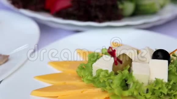 用各种奶酪做的菜奶酪开胃菜视频的预览图