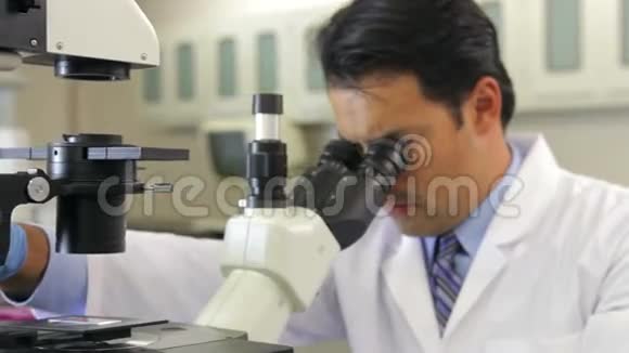 实验室使用显微镜的男性科学家视频的预览图