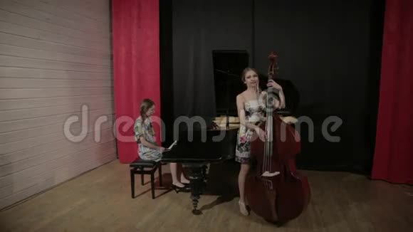 两个年轻女子在演奏乐器视频的预览图