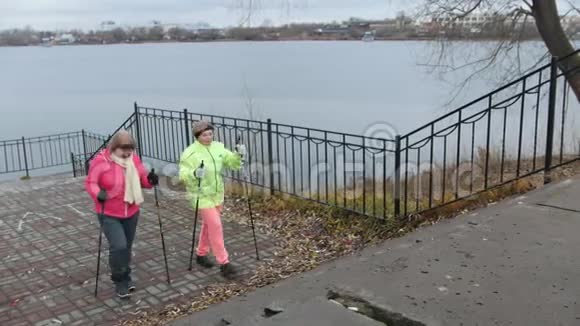 户外老年妇女北欧步行两名高级女士接受户外训练视频的预览图