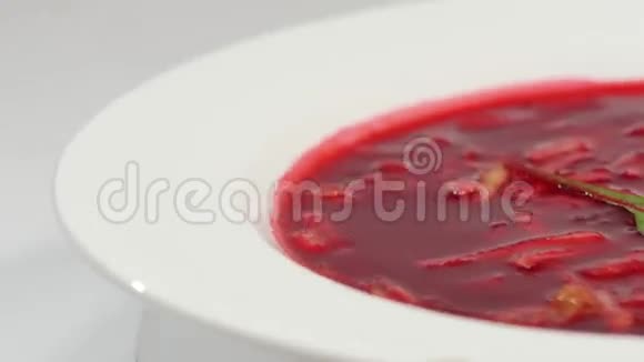 乌克兰和俄罗斯国家食品红甜菜汤罗宋汤牛肉摩尔多瓦汤快关门甜菜根霜视频的预览图