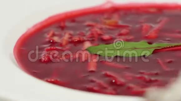 乌克兰和俄罗斯国家食品红甜菜汤罗宋汤牛肉摩尔多瓦汤快关门甜菜根奶油视频的预览图