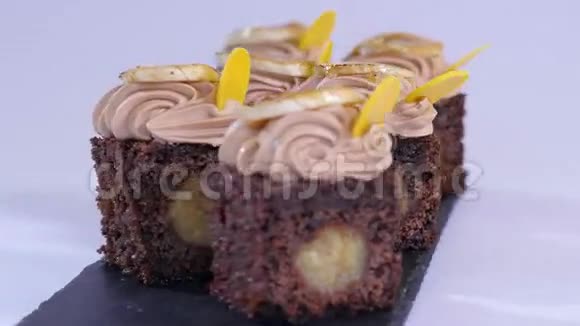 巧克力松饼和一小块芒果巧克力蛋糕和芒果视频的预览图