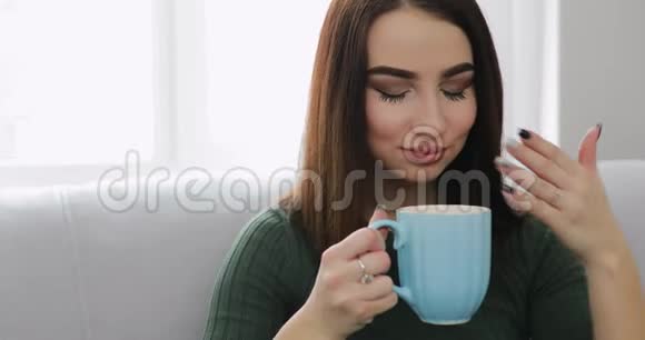 女人在家喝茶视频的预览图