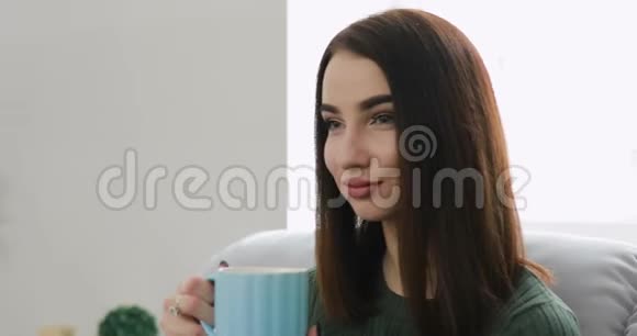 女人在家喝茶视频的预览图