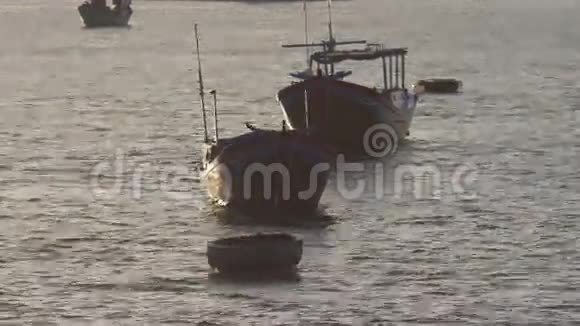 日出时在海里的越南船只芽庄越南旅游景观和目的地视频的预览图