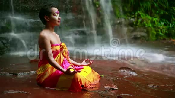 婆罗洲热带雨林瀑布的面部绘画冥想视频的预览图