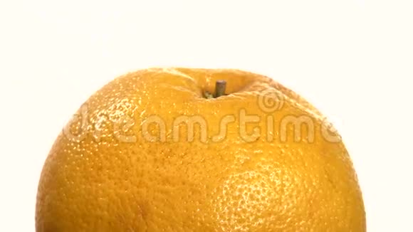 熟橙隔离在白色上接近旋转视频的预览图