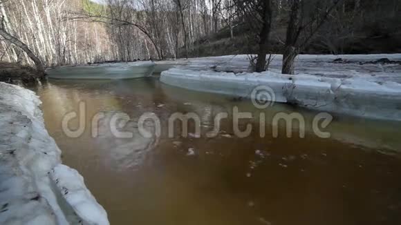 春天冬天的河流视频的预览图